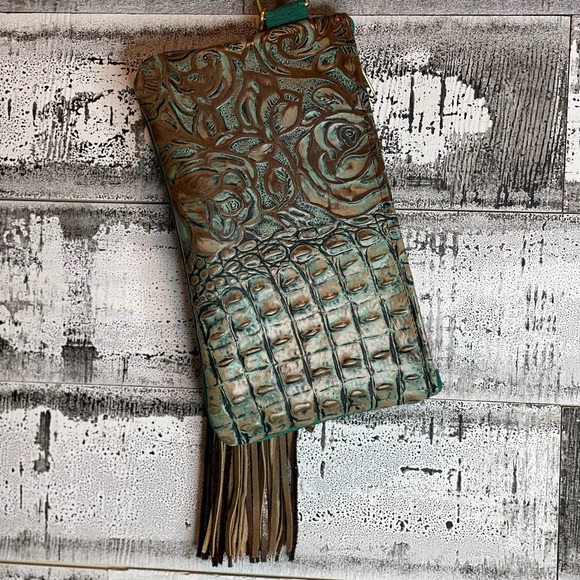 Wristlet green and metallic gold embossed roses and crocodile print design - Picture 3 of 12